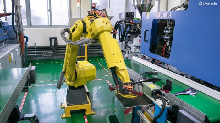 臺灣臺萬自行車零件工廠參觀 機器人引領的智能制造革命